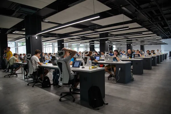 Profissionais em ambiente corporativo utilizando plataforma digital
