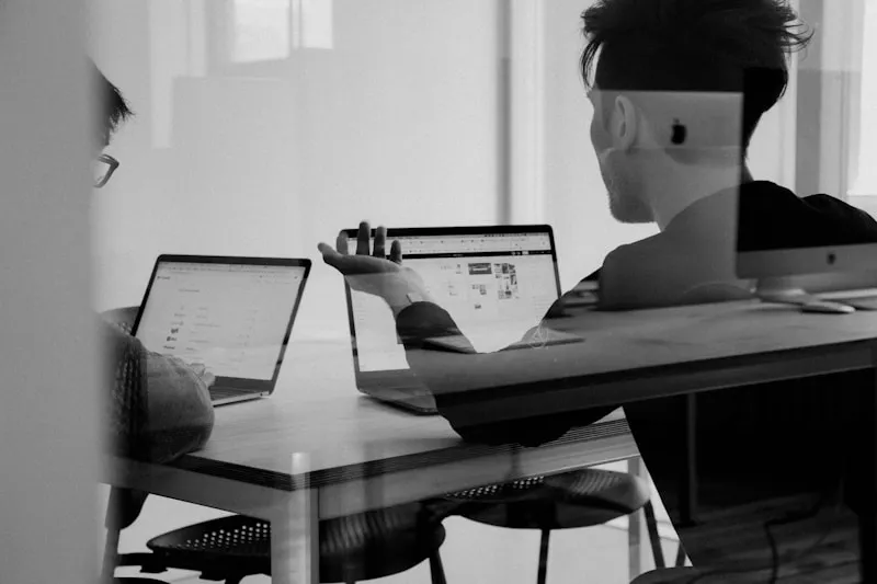 Equipe corporativa utilizando tecnologia digital integrada